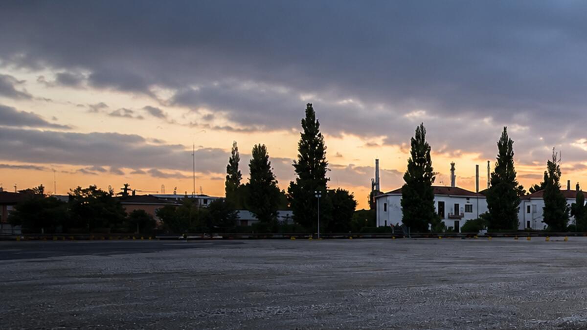 Il piazzale aziendale di Cassola al tramonto